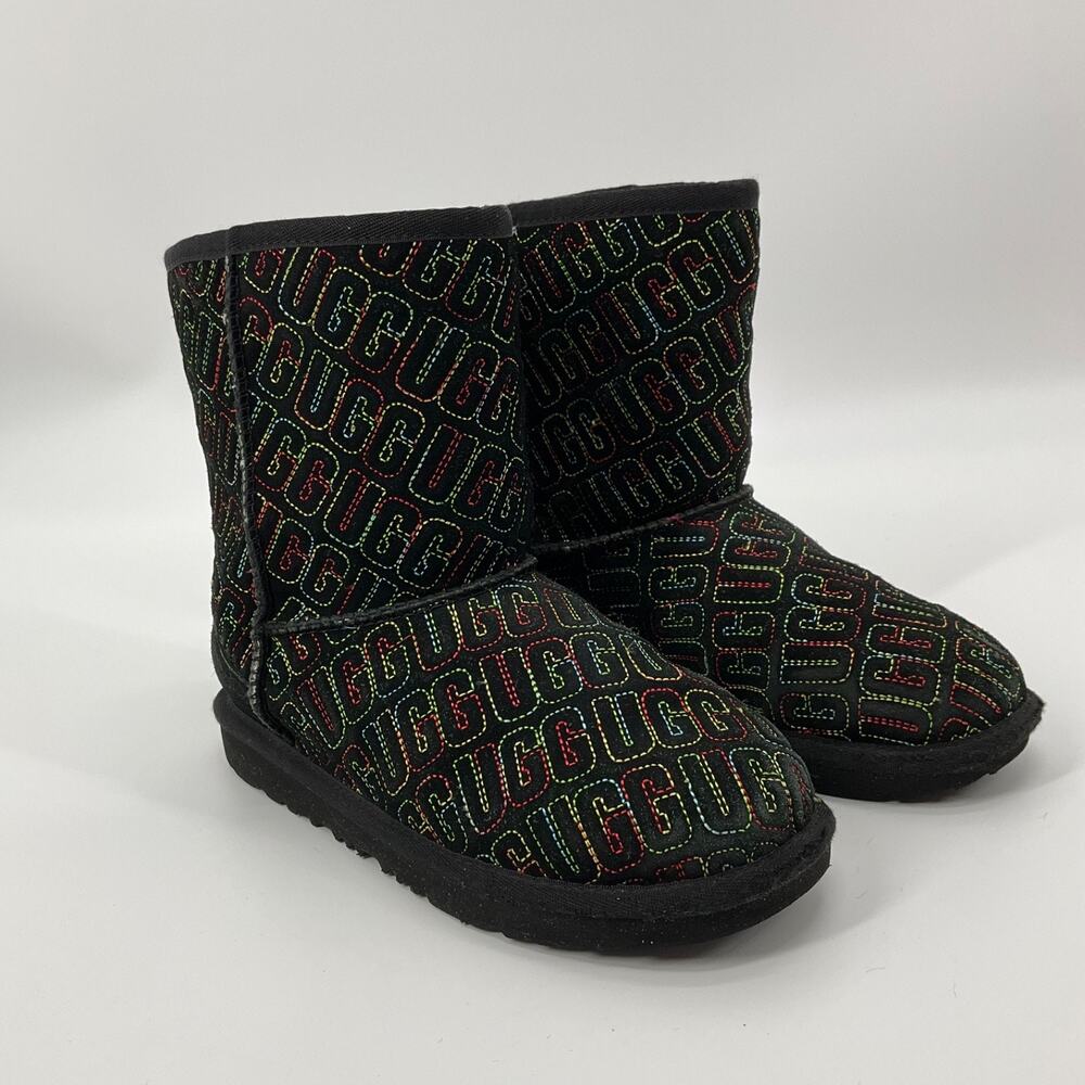UGG Classic Short Suede Shearling Embroidered Logo Boots Girls Youth‎ 4 Black